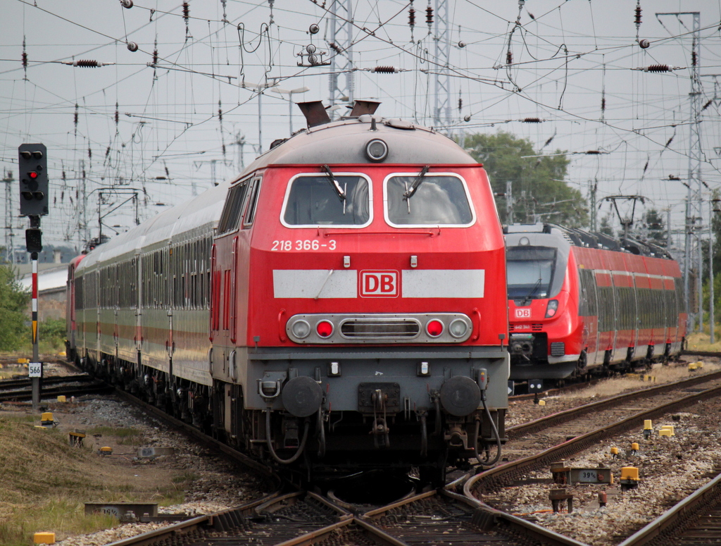 218 366-3 durfte am 25.07.2014 den IC 1961 von Hamburg-Altona nach Stralsund ab Rostock schieben,Zuglok war 115 205-7.