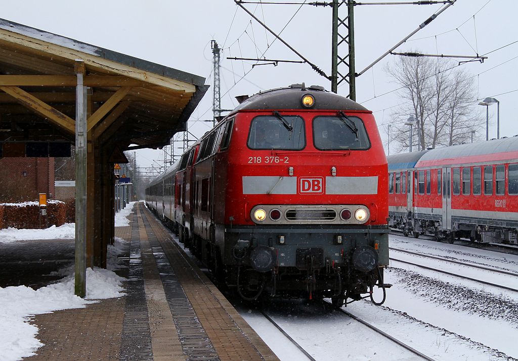 218 376-2 und 322-6 als Zugloks des IC 2170 hier beim Umleiter-Halt in Schleswig. Gruß zurück an den Tf! 10.03.2013