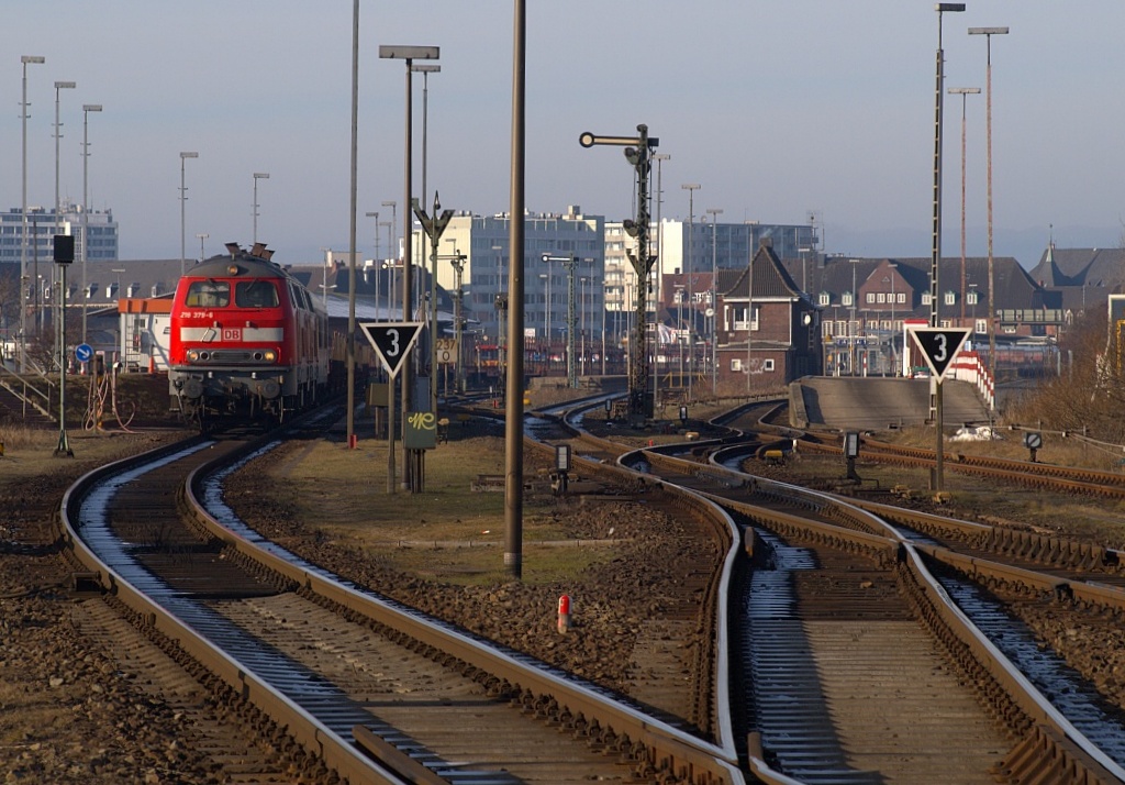 218 379-8 mit Schwestermaschine steht im Bahnhof von Westerland und wartet mit dem Sylt Shuttle auf Abfahrt(aufgenommen vom BÜ zwischen W'land und Tinnum). 29.01.2011