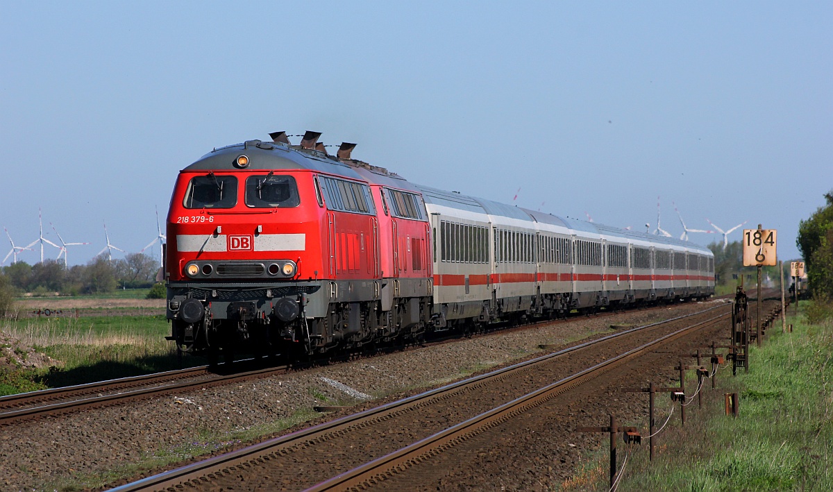 218 379 und 830 mit IC 2311, Langenhorn 05.05.2018