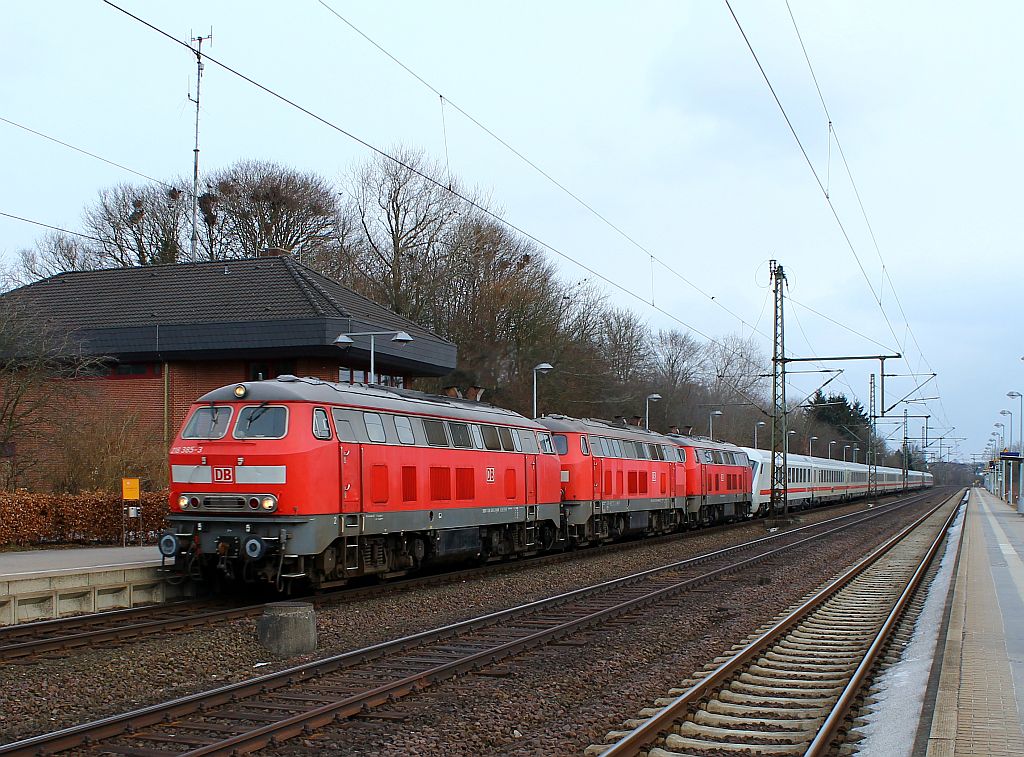 218 385-3 + 218 340-8 + 218 369-7 dieselten heute mit mehr als 7000 PS überraschend mit dem IC 2170  Wattenmeer  durch Schleswig, Grund war wohl ein massives Problem zwischen Glückstadt und Itzehoe. Danke noch an den Vormelder aus Rendsburg! Schleswig 28.03.2013