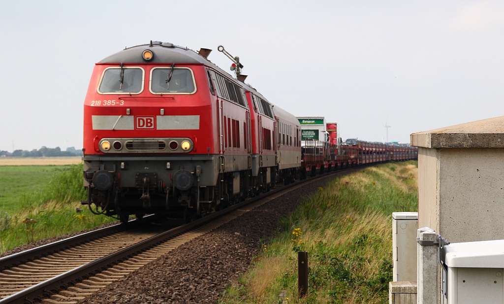 218 385-3 und 307-7 dieseln hier ganz langsam über den Bü Lehnshallig in das Ausweichgleis Richtung Niebüll da ein Gegenzug kommt. Niebüll/Lehnshallig 04.08.12