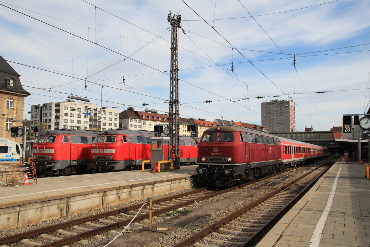 218 387-9, 218 469-5 und 218 490-1 am 21. Oktober 2015 im Mnchner Hauptbahnhof.