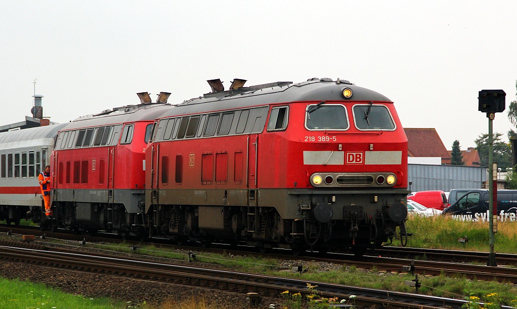 218 389-5 und die 218 831-6 rangieren hier die Kurswagen nach Dagebüll aufs richtige Gleis. Niebüll 04.08.12