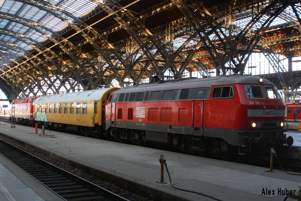 218 390 der MEG mit Funkmesswagen im Hbf Leipzig.