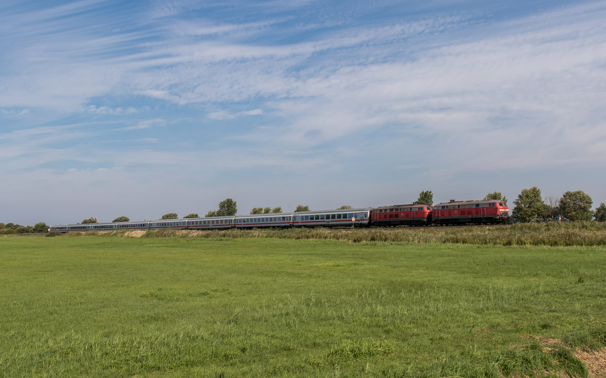 218 397 und 218 385 aus Westerland kommend am 31. August 2016 bei Klanxbll.