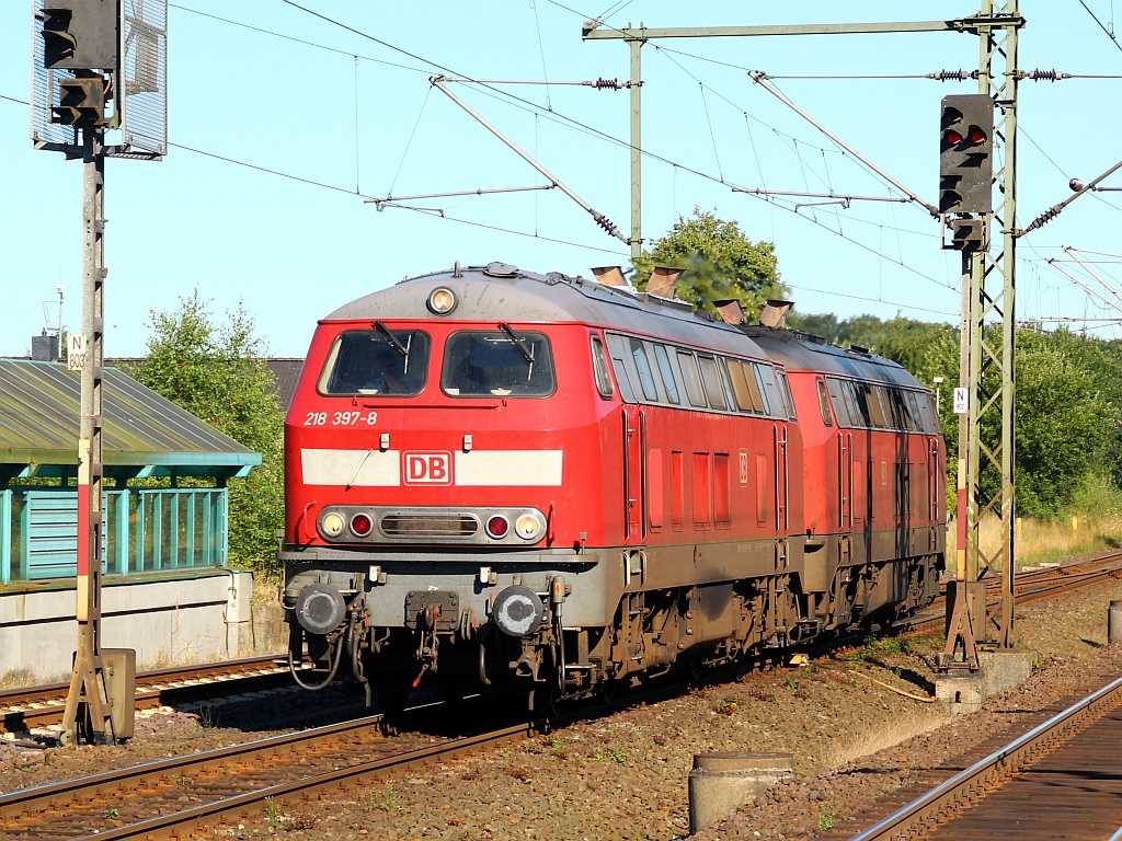 218 397-8 und 218 341-6 der DB Fernverkehr rauschen hier als LFZ 77675(Rückleistung vom CNL über Kiel und Süderbrarup nach Padborg) durch Schleswig. 12.08.12