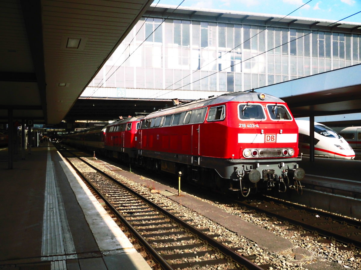 218 403 mit einer weiteren 218er mit einem SBB EuroCity im Mnchener Hbf am 21.6.17