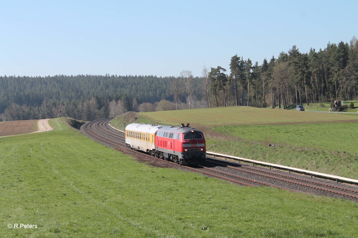 218 411-7 führt ein zweites mal den Messzug von Marktredwitz nach Hof bei Neudes vorbei. 21.04.16