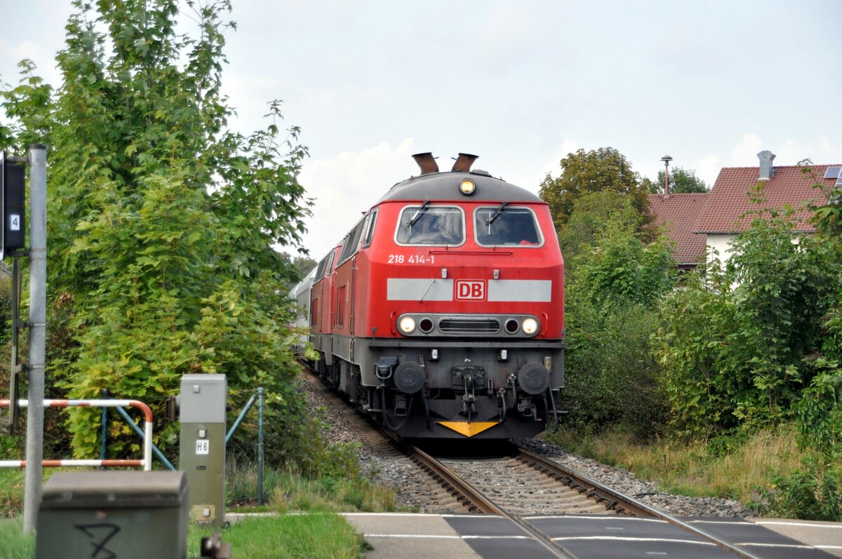 218 414-1 und eine weitere 218 mit IC Allgäu 2013 in Bellenberg am 31.08.2022. Ich habe mich mit sicherem Halt an der stabilen Absperrung gesichert.