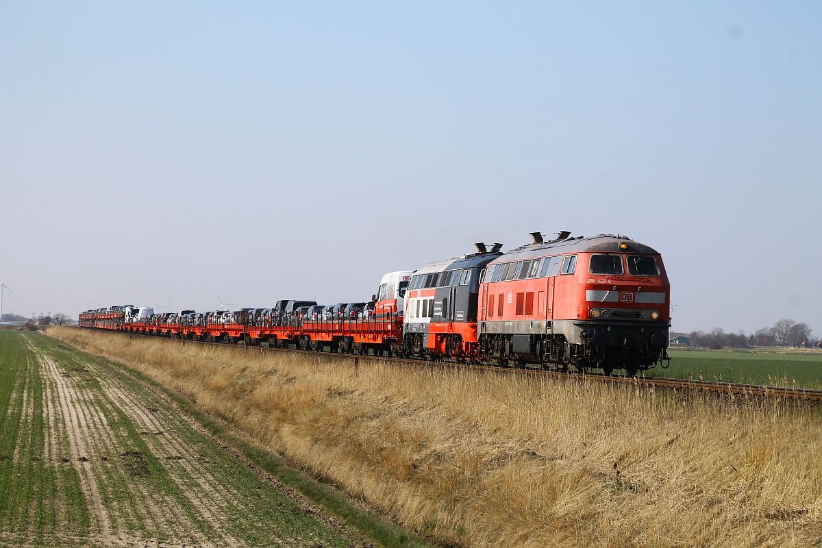 218 421 + 218 497 vor Autozug aus Westerland, Bü Triangel 20.03.2022