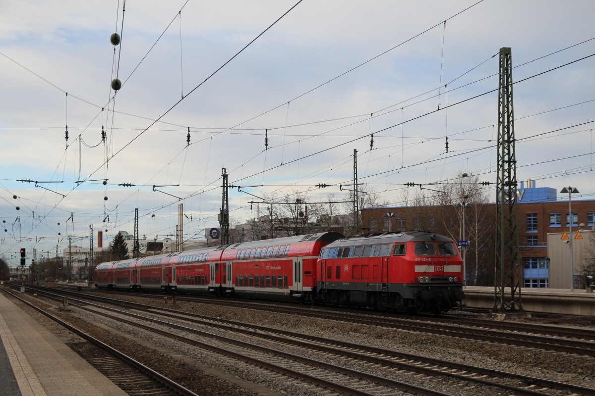 218 423-2 schiebt einen Regionalzug in Richtung Mnchner Hauptbahnhof. Aufgenommen am 3. Januar 2014 in Mnchen-Heimeranplatz.