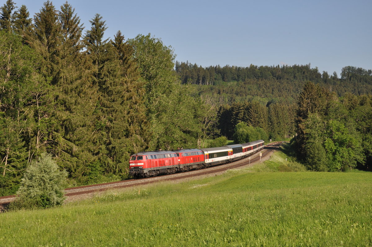 218 423-2 zog zusammen mit einer weiteren 218 am 13.06.2020 den EC 196 nach Zürich HB und konnte dabei in Ellenberg fotografiert werden. 