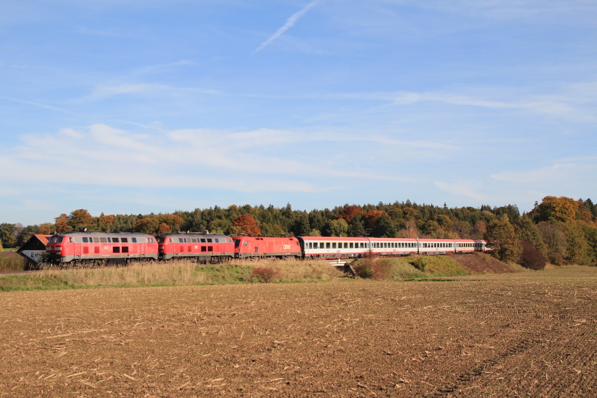 218 426-5, 218 403-4 und 1116 139-7 am 20. Oktober 2013 bei Saaldorf.