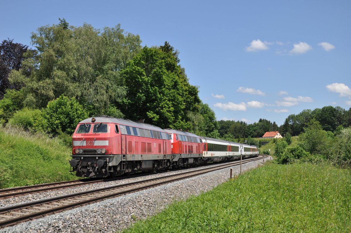 218 433-1 zog zusammen mit 218 430-7 am 13.06.2020 den EC 194 nach Zürich HB und wurde dabei in Martinszell fotografiert. 