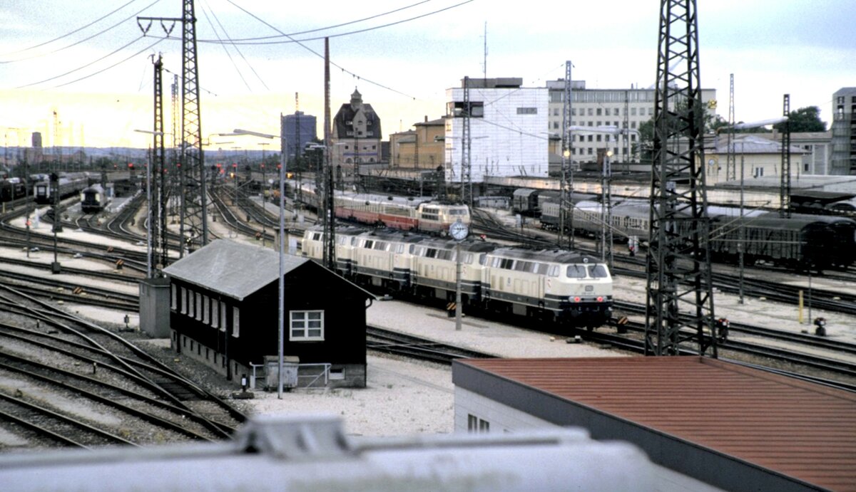 218 442-2 und drei weitere 218, sowie eine 103 mit IC im Haupt-Bahnhof Augsburg am 13.06.1985.