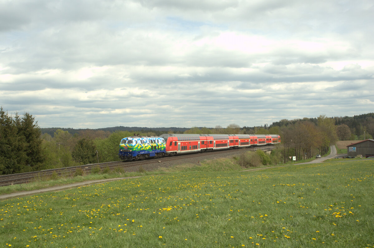 218 443  Donna  mit dem RE4858 München - Hof bei Pechbrunn. 26.04.24