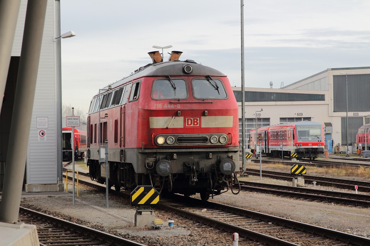 218 444-8 hatte am 16.01.14 Rangierdienst im Bw Mühldorf. So stellte sie gerade einen halben 628 der Werkstatt zu. 