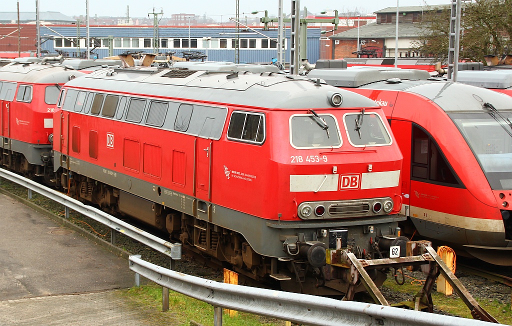 218 453-9 abgestellt im Bw Kiel(aufgenommen vom Eingang zum Bw). 31.12.2011