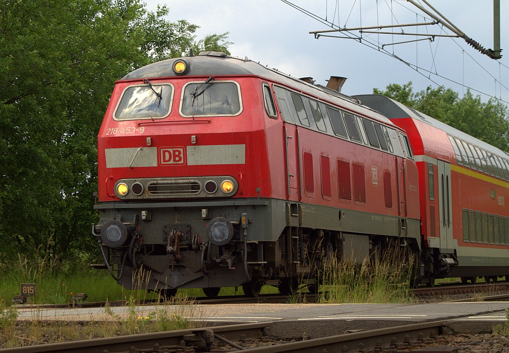 218 453-9 des Bw Kiel ist mit einer RB nach Kiel unterwegs und hier kurz vor der Einfahrt in den Schleswiger Bahnhof. Die Aufnahme entstand am Bü Karpfenteich. Schleswig 22.06.2013