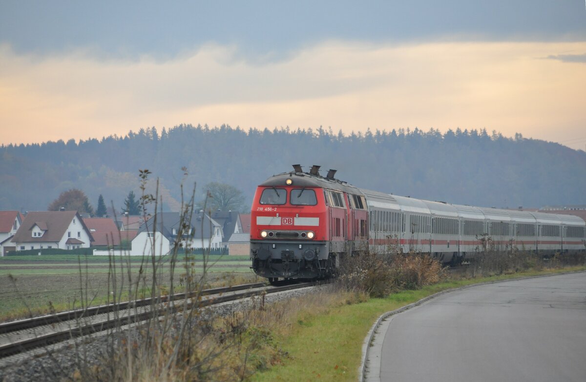 218 456-2 und eine weitere 218 mit IC Allgäu 2012 bei Vöhringen am 30.10.2010.
