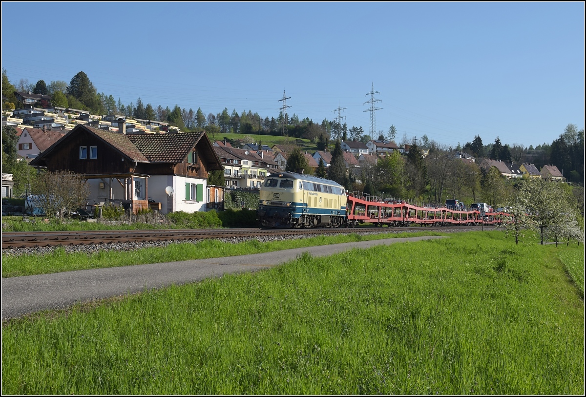 218 460-4  Conny  zieht den Autozug auf dem Umweg über die Hochrheinbahn. Beuggen, April 2019.