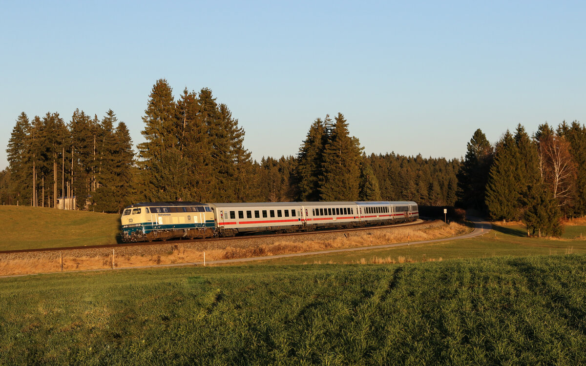 218 460  Conny  mit dem  IC Nebelhorn  aus Augsburg kommend am 21. November 2021 bei Riedles im Allgu.