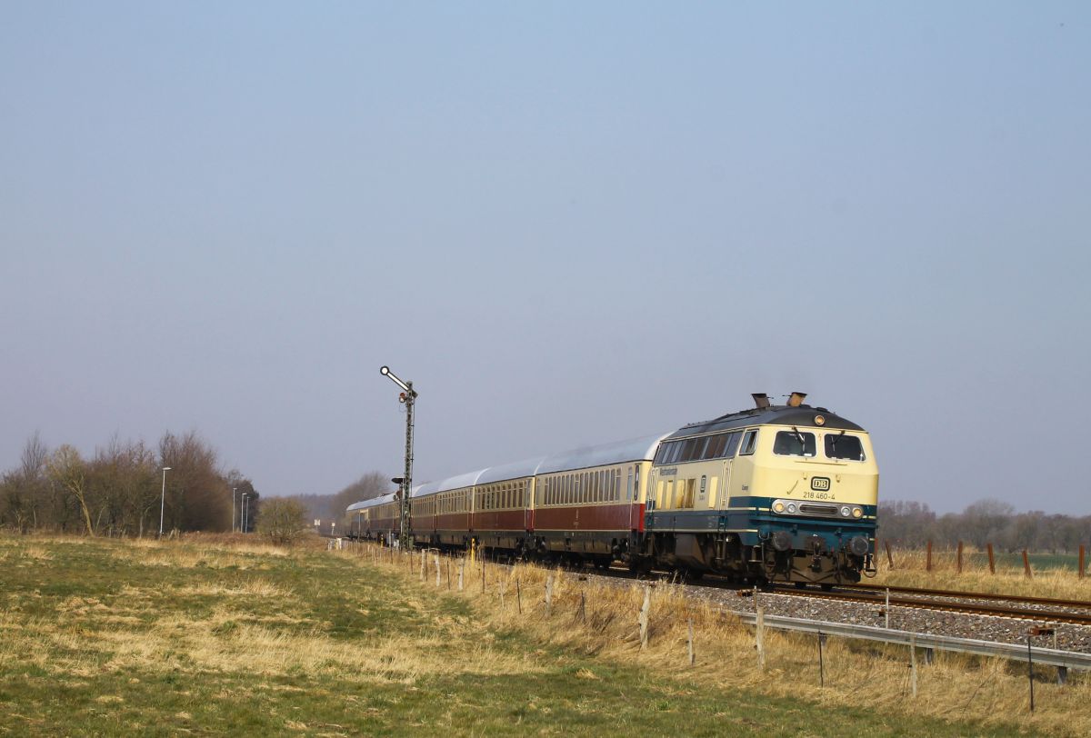 218 460  Conny  vor AKE Rheingold Westerland/Sylt - Koblenz am Einfahrtsignal von Lindholm 24.03.2022