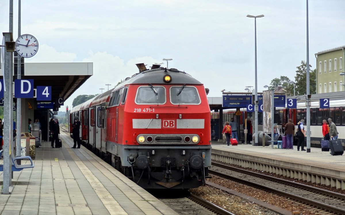 218-471 steht mit einem RE nach Füssen in Buchloe an Gleis 4.
Aufgenommen im September 2014.