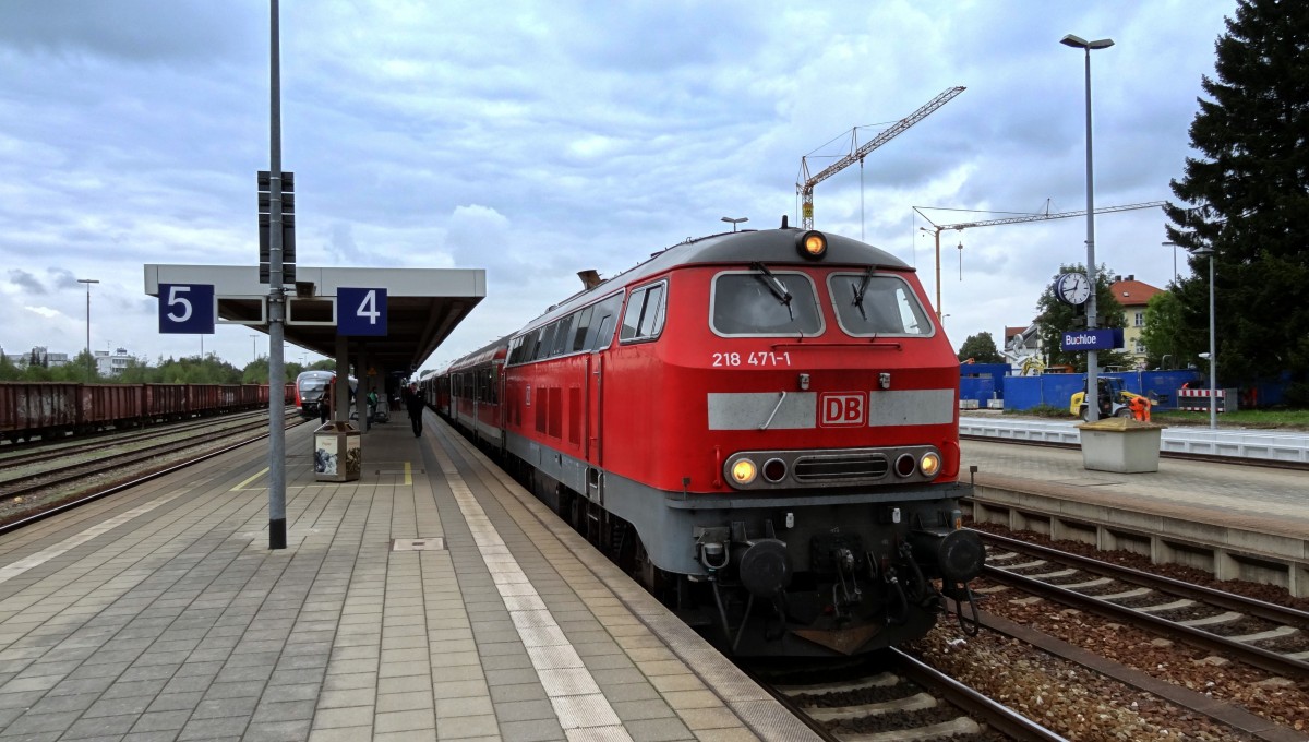 218-471 wartet mit einem RE nach F�ssen in Buchloe auf Ausfahrt.
Aufgenommen im September 2014.