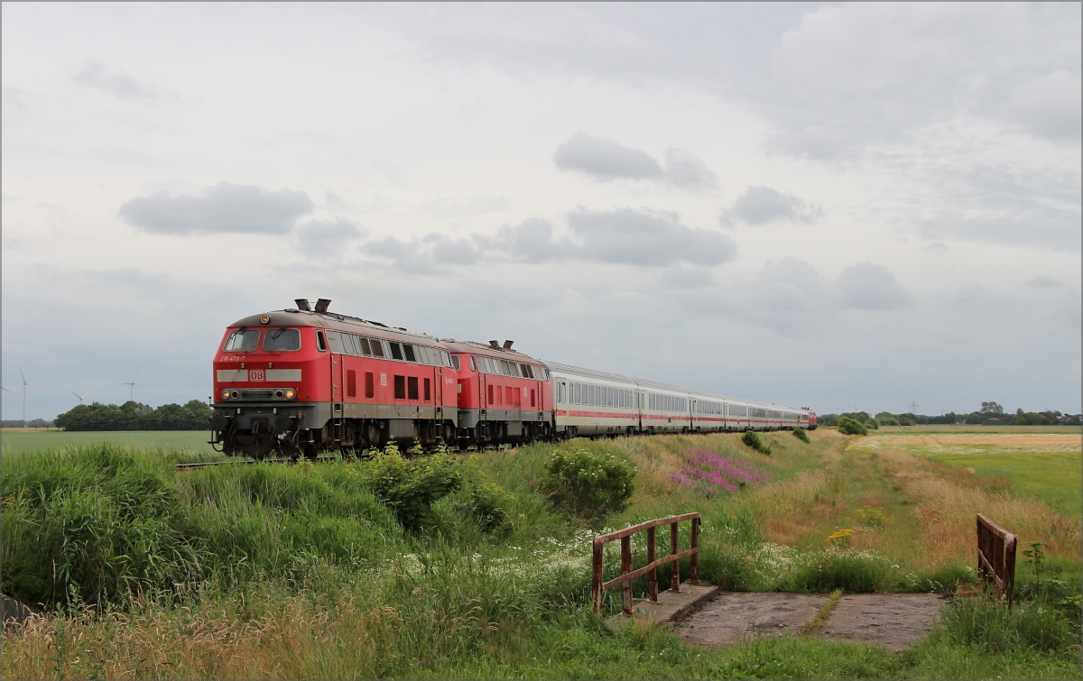 218 473 und 218 385 mit dem IC 2314 Köln-Westerland (Sylt) am 28.06.20 am Bü Triangel in der Nähe von Niebüll. Am Zugschluss liefen 218 379 und 218 832 mit.