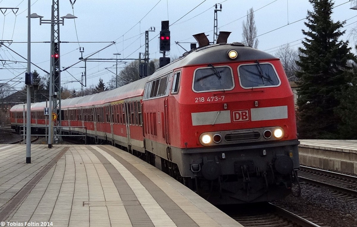218-473 f�hrt mit ihrem RE nach Braunschweig Hbf in den Bahnhof Lehrte ein.
Aufgenommen im M�rz 2014.