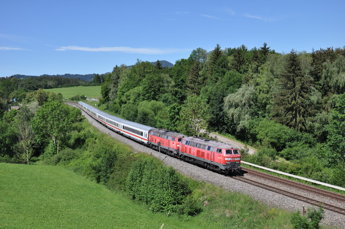 218 481-0 zog zusammen mit 218 456-2 am 12.06.2020 den IC2012 nach Stuttgart Hbf und konnte dabei in Martinszell fotografiert werden. 