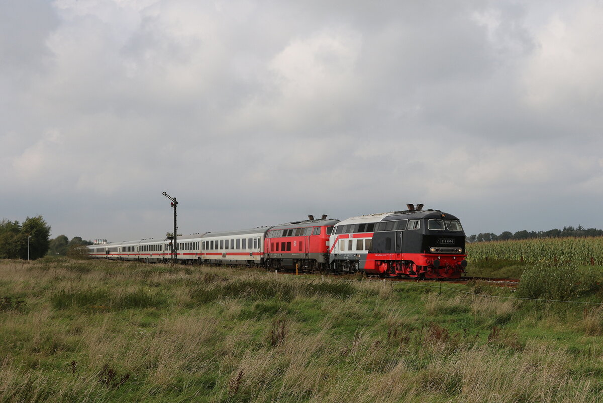 218 497 und 218 3390 aus Niebll kommend am 12. September 2023 bei Risum-Lindholm.