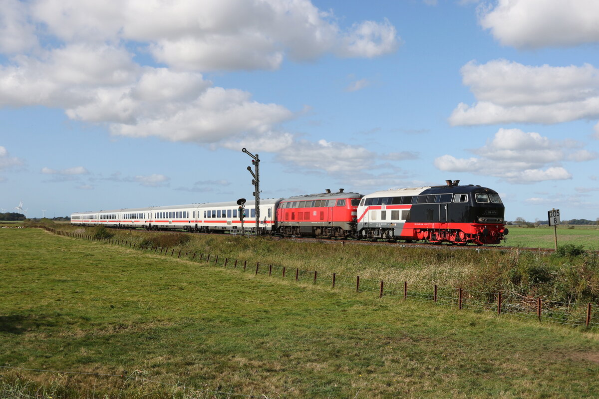 218 497 und 218 390 mit einem  IC  aus Sylt kommend am 13. September 2023 bei Lehnshallig.