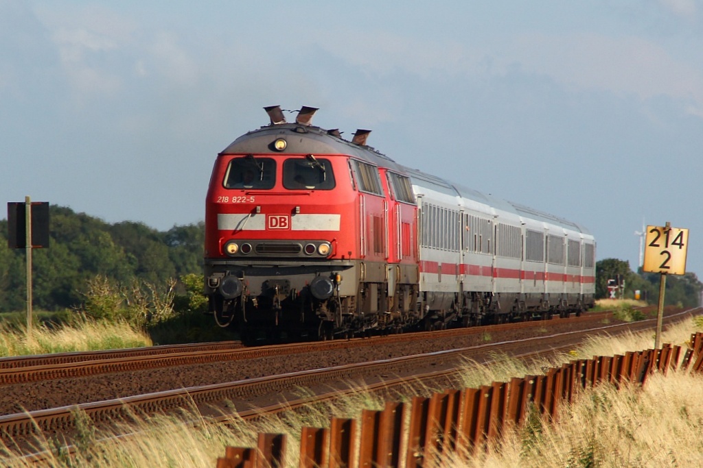 218 822-5(ex 218 231-9)und 218 341-6 dieseln hier mit Volllast und dem IC 2170  Wattenmeer  Richtung Westerland. Dreieckskoog 04.08.12