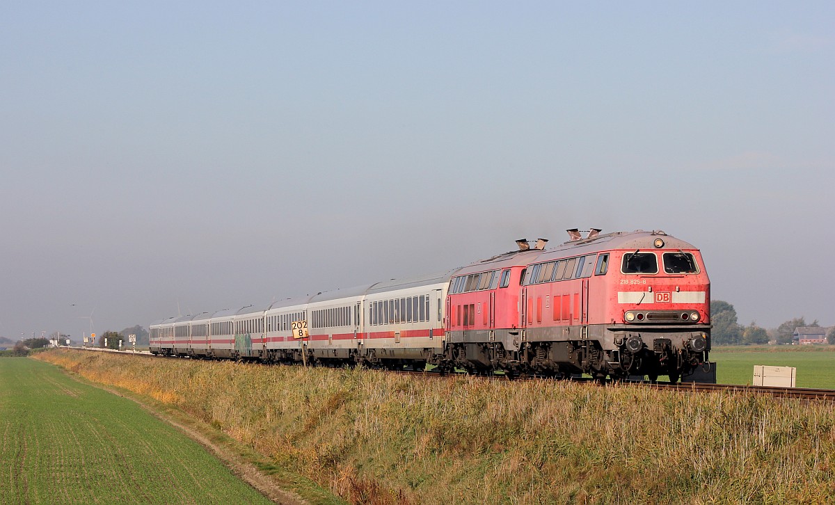 218 825-8(REV/HB X/10.08.15) und die Karlsruher 218 208-7(REV/MMF/22.02.18) mit dem IC 2375 aufgenommen am B Triangel kurz vor Niebll. 10.10.18