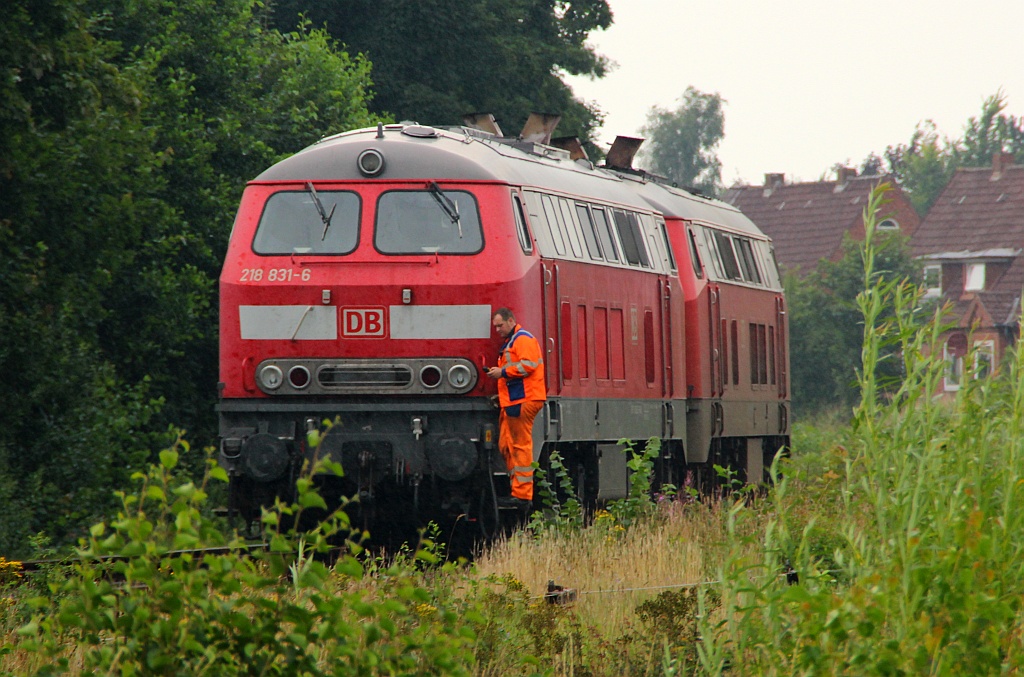 218 831-6(ex 218 394-5)ist zusammen mit der 218 389-5 die Zuglok des IC 2073 Sylter Strand und hat hier die Kurswagen für den Zug nach Dagebüll rangiert und wartet nun darauf wieder an den IC gehängt zu werden. Niebüll 04.08.12