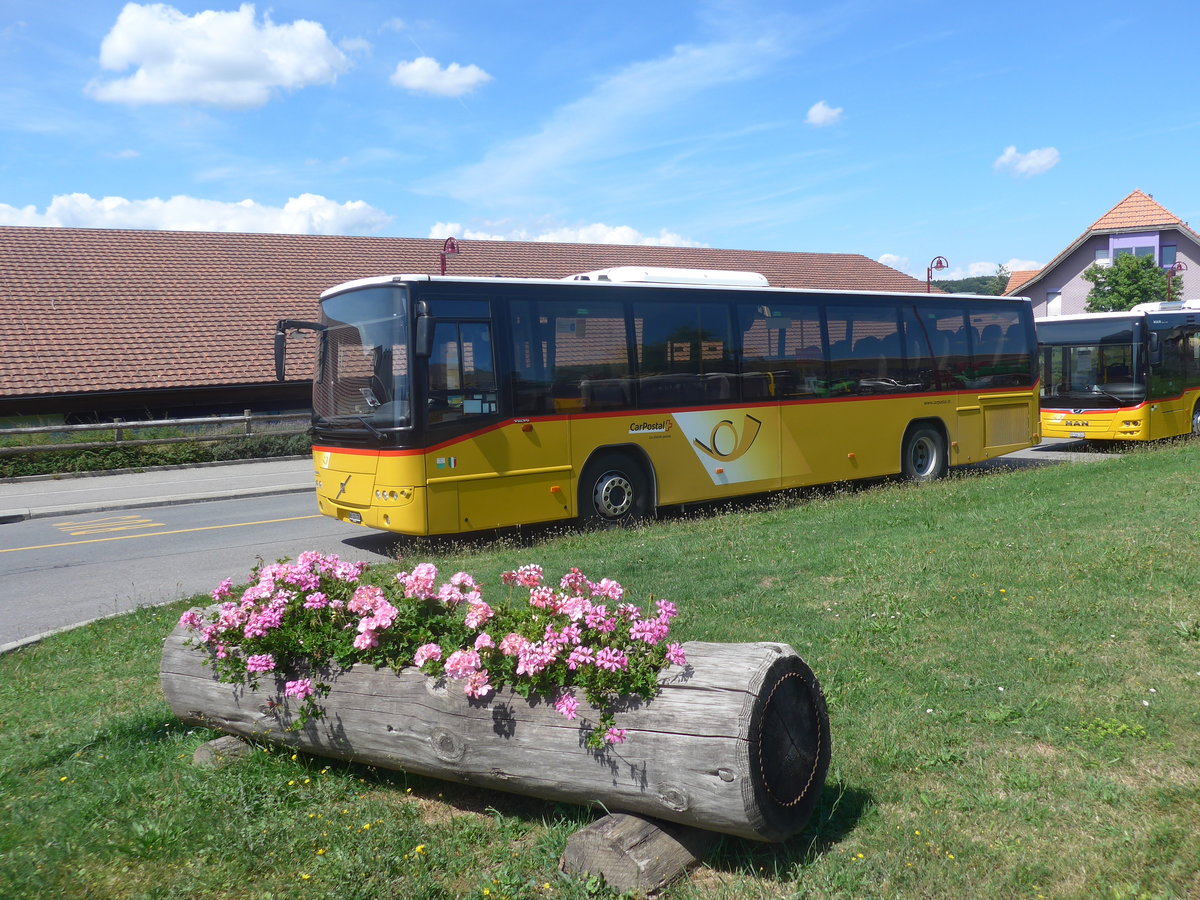 (219'029) - CarPostal Ouest - VD 124'775 - Volvo am 25. Juli 2020 in Thierrens, Gare Routire