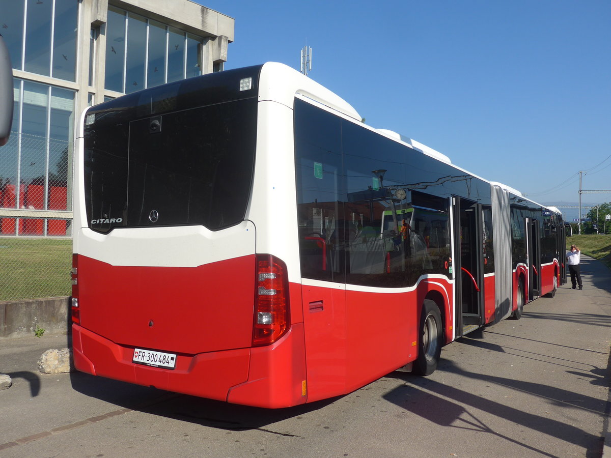 (219'555) - Intertours, Domdidier - FR 300'484 - Mercedes (ex BLT Oberwil Nr. 98; ex Gschwindl, A-Wien Nr. 8410) am 9. August 2020 beim Bahnhof Kerzers