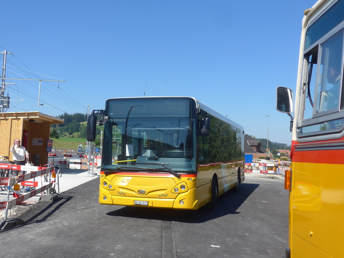 (219'562) - PostAuto Bern - Nr. 217/BE 843'217 - Heuliez am 9. August 2020 beim Bahnhof Biglen