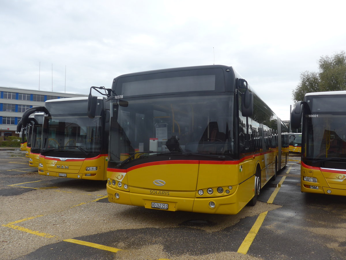 (220'315) - CarPostal Ouest - VD 242'251 - Solaris (ex TPB, Sdeilles) am 30. August 2020 in Yverdon, Garage