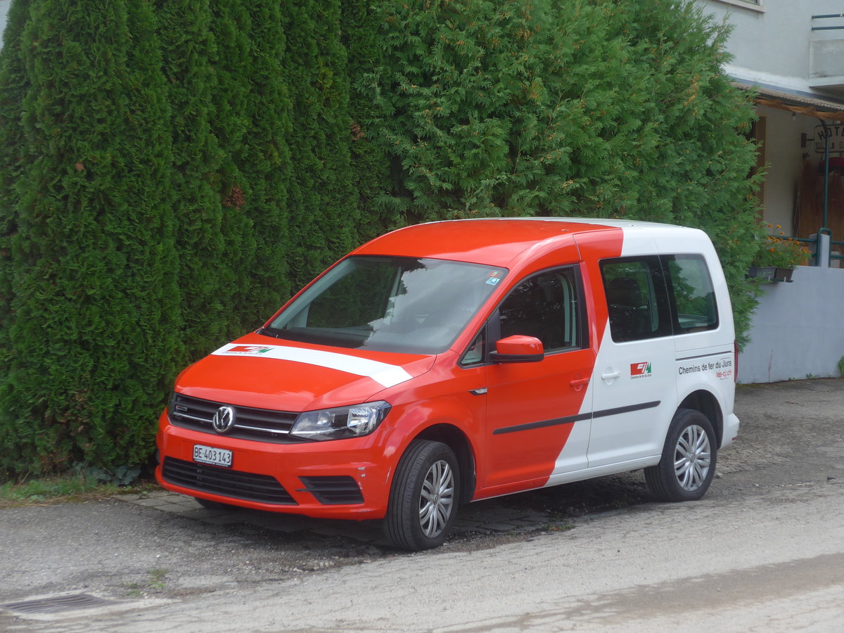 (220'363) - CJ - Nr. 52/BE 403'143 - VW am 31. August 2020 beim Bahnhof Vendlincourt