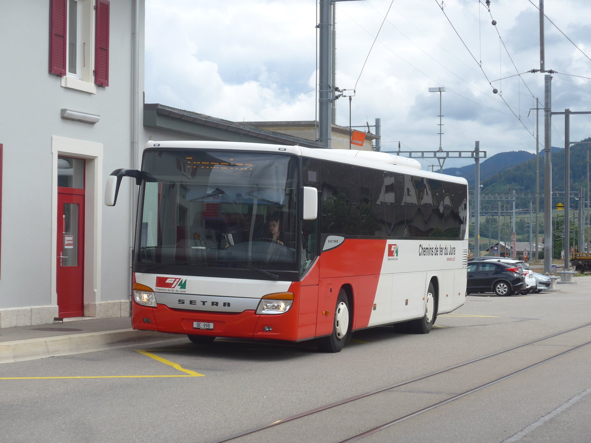 (220'391) - CJ Tramelan - Nr. 120/BE 998 - Setra am 31. August 2020 beim Bahnhof Glovelier