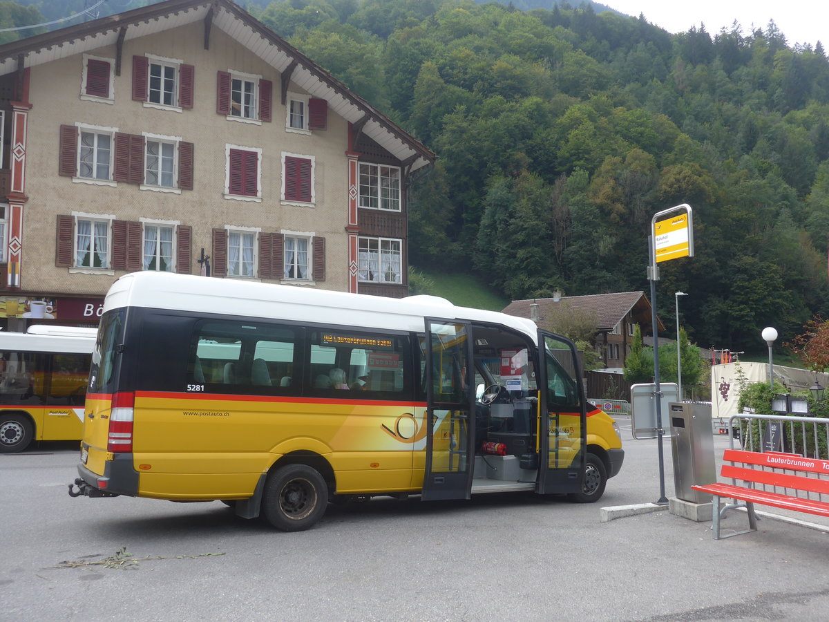 (220'926) - PostAuto Bern - BE 477'965 - Mercedes am 21. September 2020 beim Bahnhof Lauterbrunnen