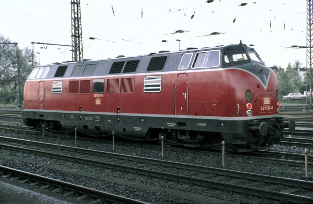 221 134-0 in Duisburg-Styrum am 29.04.1983.