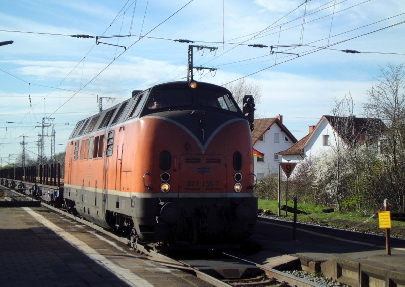 221 135-7 der Bochholter Eisenbahn bei der Durchfahrt in Weiterstadt am 20.M�rz.2014