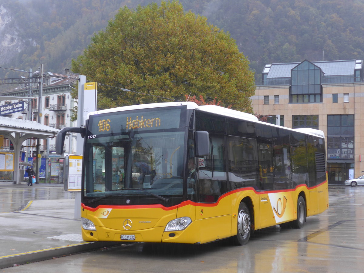 (221'684) - PostAuto Bern - BE 534'630 - Mercedes am 10. Oktober 2020 beim Bahnhof Interlaken West