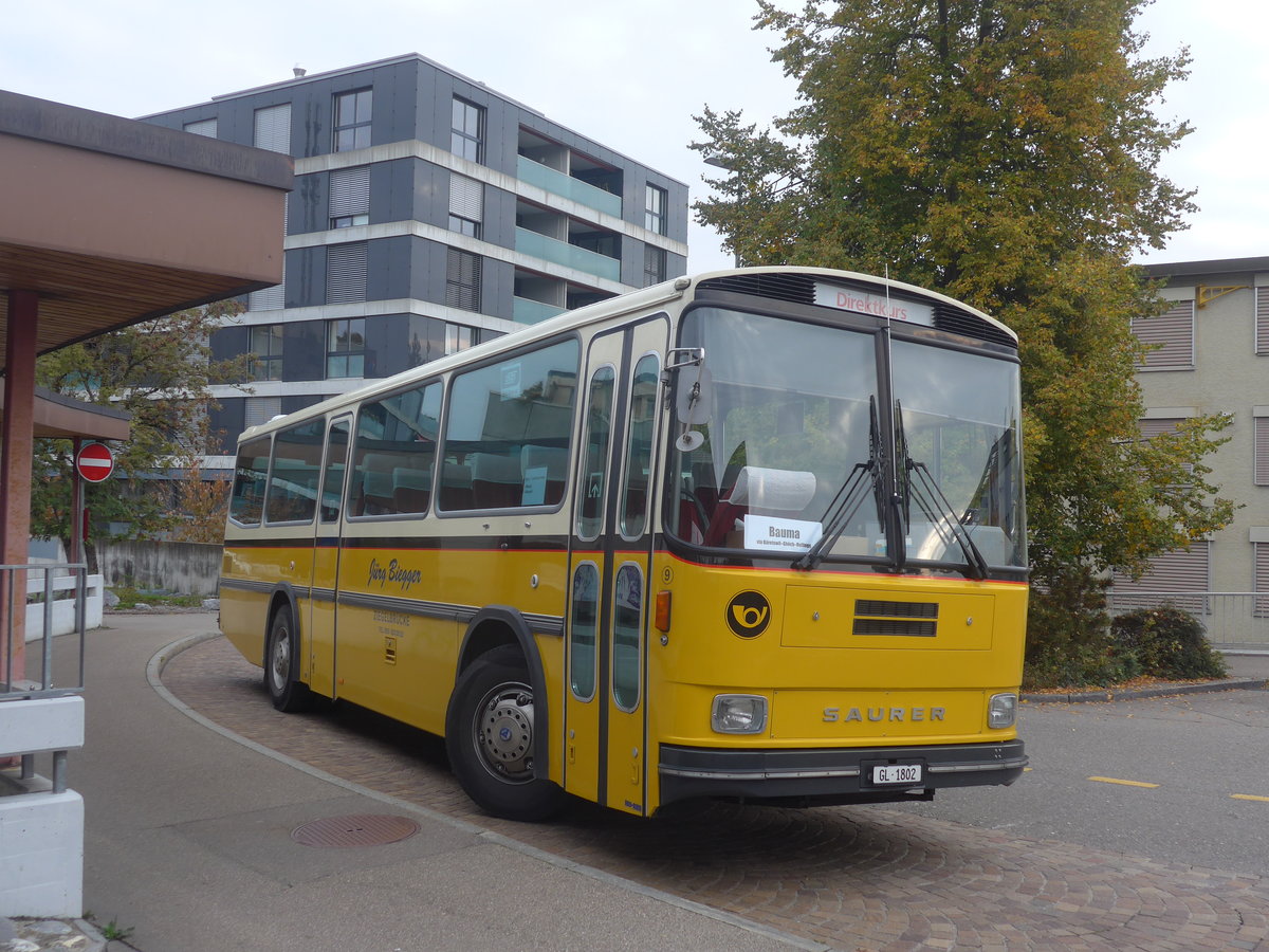 (221'954) - Biegger, Uster - Nr. 9/GL 1802 - Saurer/R&J (ex P 24'366) am 18. Oktober 2020 beim Bahnhof Wetzikon