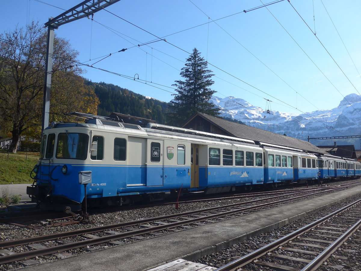 (222'100) - MOB-Pendelzug - Nr. 4002 - am 19. Oktober 2020 im Bahnhof Lenk